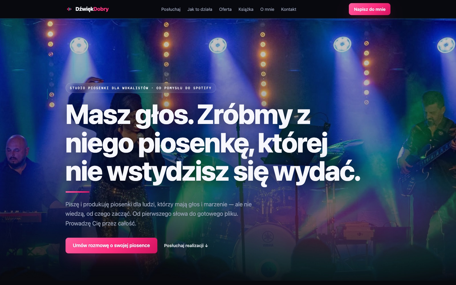 Strona główna: zdjęcie koncertu w świetle scenicznych reflektorów, nagłówek Masz głos. Zróbmy z niego piosenkę, której nie wstydzisz się wydać