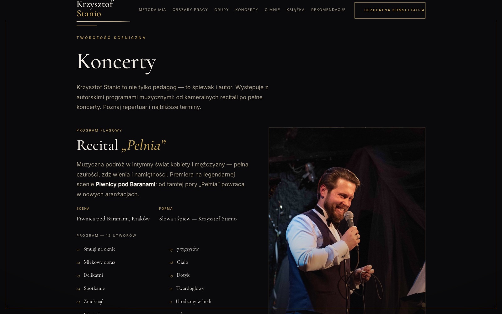 Sekcja Koncerty: program flagowy Recital Pełnia z opisem, sceną, listą dwunastu utworów i zdjęciem artysty z mikrofonem